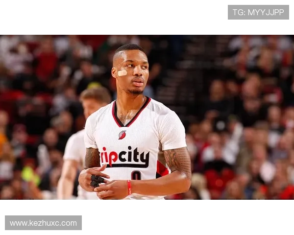 利拉德休赛期天天凌晨四点打卡训练馆，邻居以为他家闹鬼