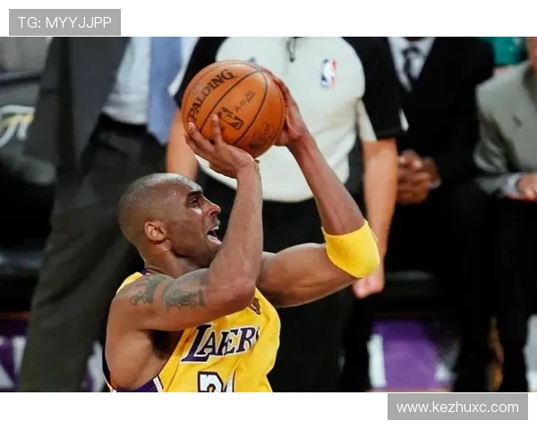 科比突破吸引防守拉开空间 提升球队关键时刻得分效率